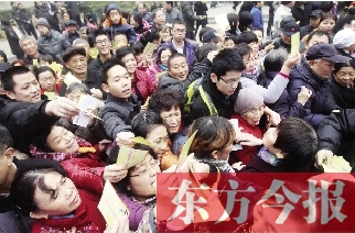 昨日，郑州金源第一城小区。小区居民迫不及待地将自己为郑州地铁写下的祝福语放进抽奖箱