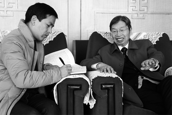 陈俊武（右）在接受东方今报记者的独家专访