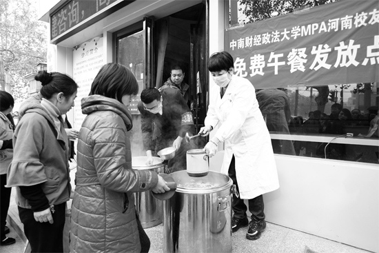 郑州市经一路和纬五路交叉口，免费午餐吸引了很多人排队