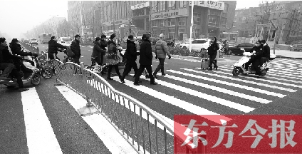 昨日，郑州市建设路百花路口，马路斑马线被交通护栏隔断
