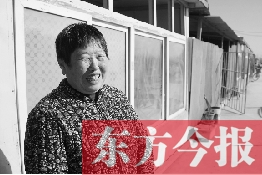 在京水村的临时过渡区内，一位大妈在储存大白菜