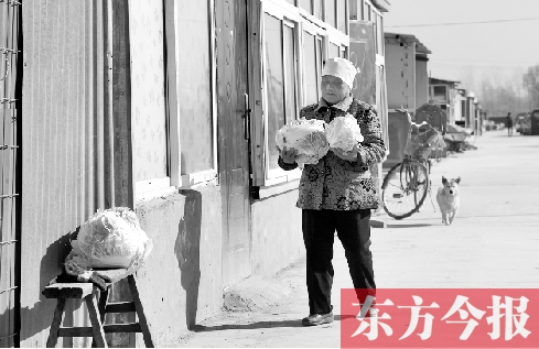 在京水村的临时过渡区内，62岁的村民白小英对未来的生活充满期待