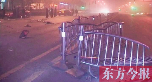 车祸现场一片狼藉