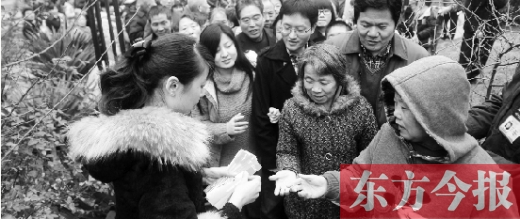 12月8日，郑州市民排队领取地铁试乘劵。