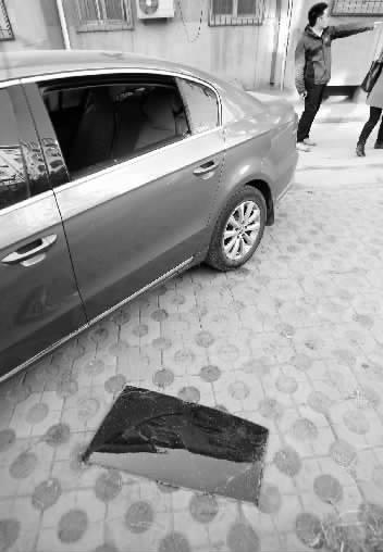 12月12日，郑州市东明路11号院被砸坏车窗盗取财物的车辆