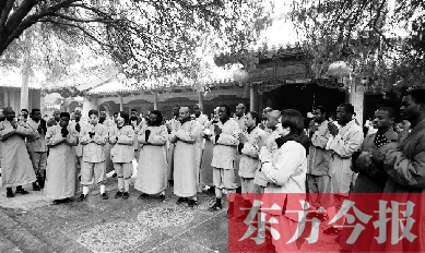 20名非洲洋弟子领取结业证书前，虔诚聆听少林寺方丈禅语
