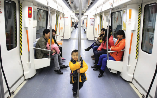12月21日，地铁试乘中，调皮的孩子对地铁中的钢管扶手颇感兴趣