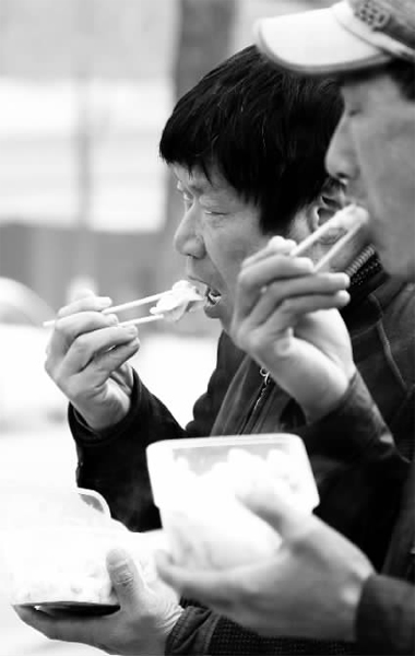 昨天，几十名网友响应王孝力的号召，送饺子给郑州市南阳路立交桥下的务工人员