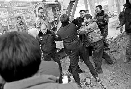因不江城管执法人员的做法，自来水公司施工人员一度和城管执法人员发生拉扯