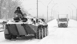 　　23日,乌克兰军方出动装甲车,协助将受困车辆拖走。　