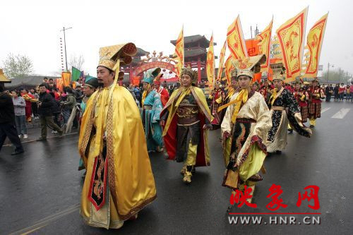 　　3月30日上午,开封市举行2013中国(开封)清明文化节踏春巡游活动。　 　　