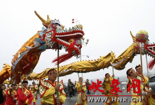 　　3月30日上午,开封市举行2013中国(开封)清明文化节踏春巡游活动。　 　　
