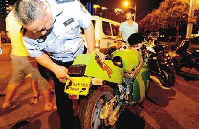 交警在CBD查处飙车