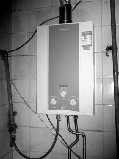 事发出租屋内，卫生间里安装的燃气热水器。