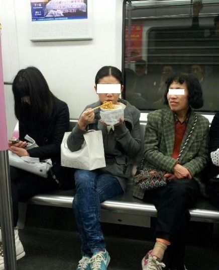 女子地铁内进食 网友欲拍照发微博遭热干面砸头