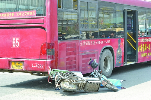 郑州11岁女孩惨死公交车轮下
