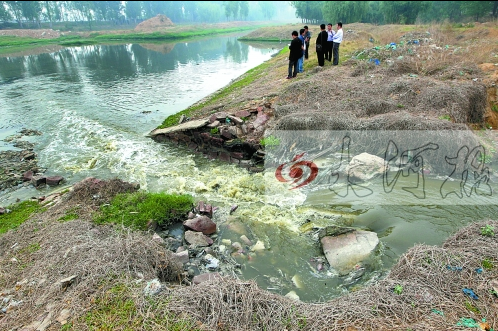 马头岗污水处理厂一处溢流口排放污水，异味明显。