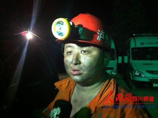 救援队员出井时，满脸煤灰，显得十分疲惫。图片为唐宗银的队友。（记者　李平　摄）