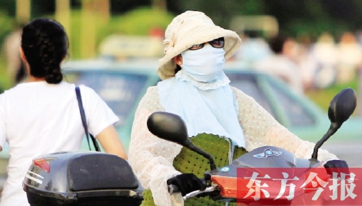 　昨日，郑州街头，一些女士全副“捂”装，只为防暑防晒