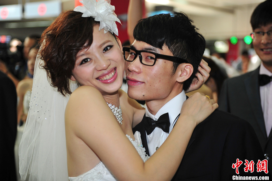 深圳新郎新娘乘地铁参加集体婚礼