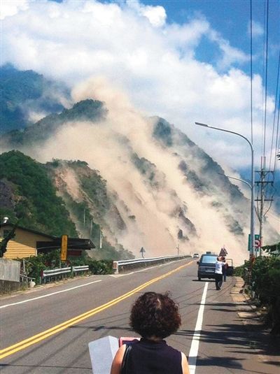 地震造成大面积山崩。网络截图