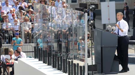 出于安全考虑，奥巴马当天演讲时前面设有一排防弹玻璃。（CFP供稿）