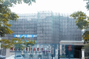 还未建成的巨型雕像已经被拆除。河南商报记者 侯建勋/摄