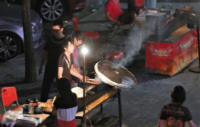 7月4日，青年路国美第一城小区附近的夜市临街露天烧烤摊。
