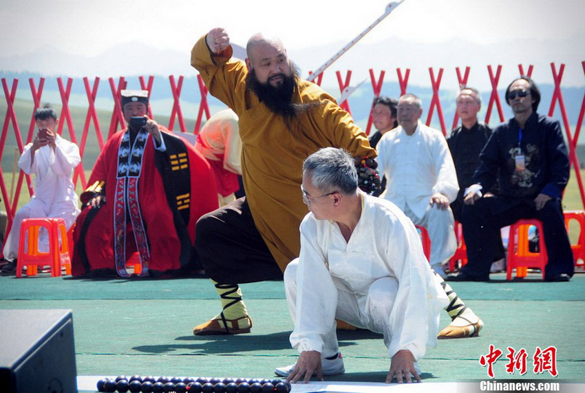 “天山武林大会”开幕 各门派大秀独门功夫