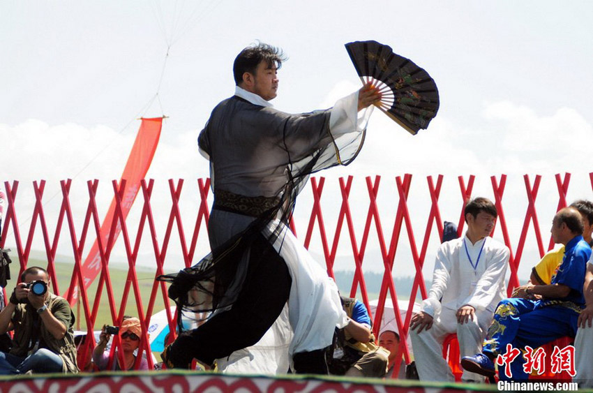 “天山武林大会”开幕 各门派大秀独门功夫