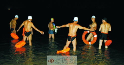 义务救援队队员参加救援