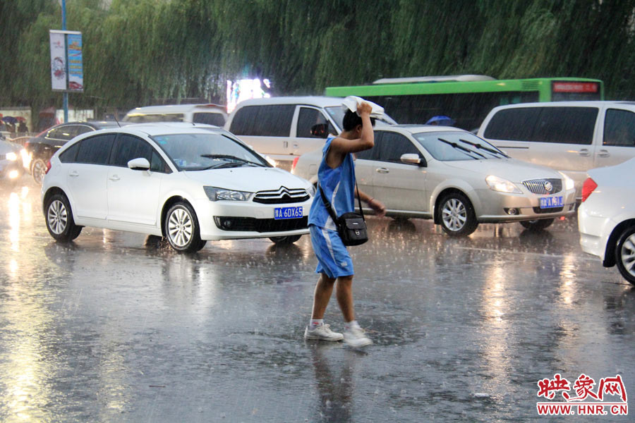 雨中街景。映象网记者 王涛 摄
