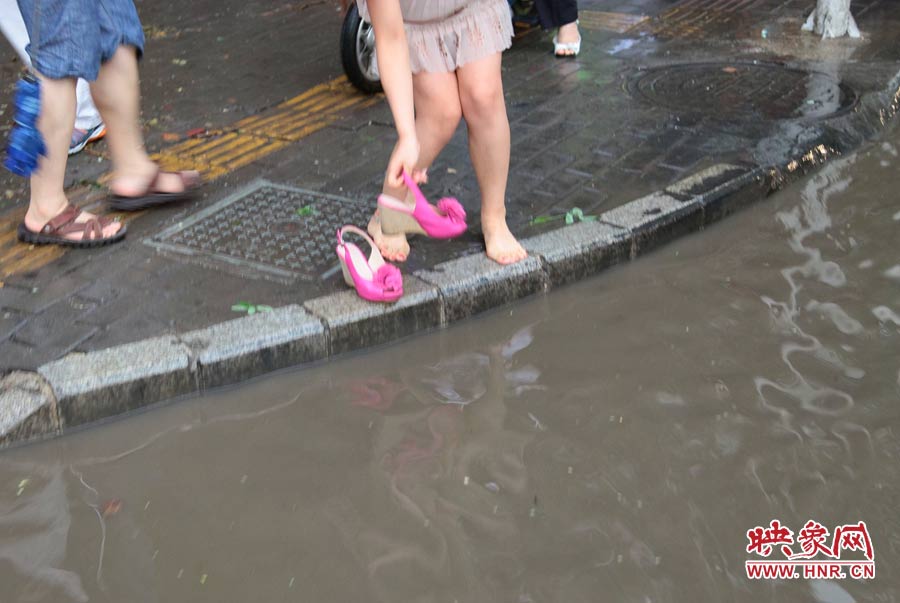 漂亮的凉鞋不能浸水