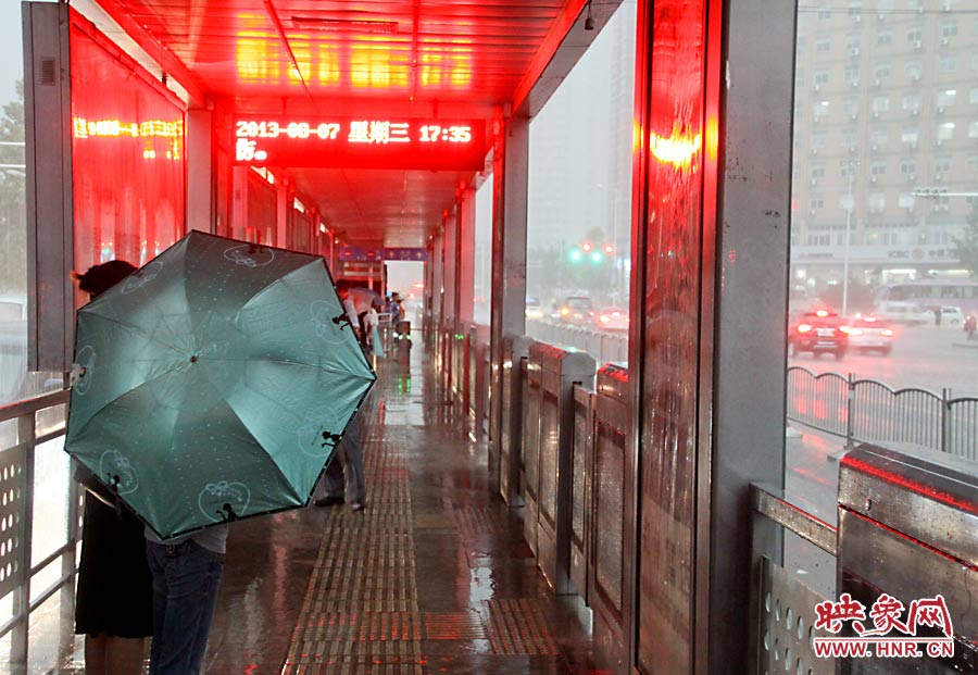 雨下的太大，在BRT车站也得撑开伞