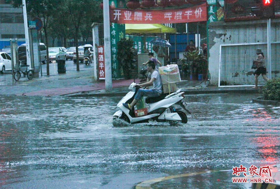 雨下了没多久路边已经开始有了不浅的积水