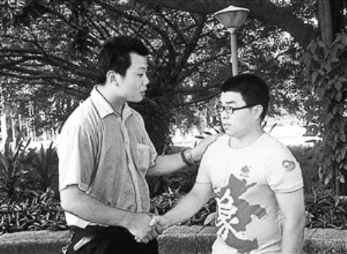 　王强（左）帮助的林富军，今年考上了深圳大学。
