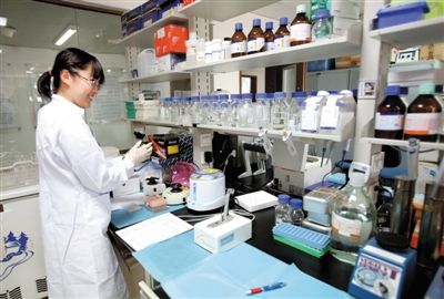 16日，北京大学肿瘤医院遗传研究实验室，实验员正在工作。据介绍，之前因征集处女大学生抽血而引起关注的