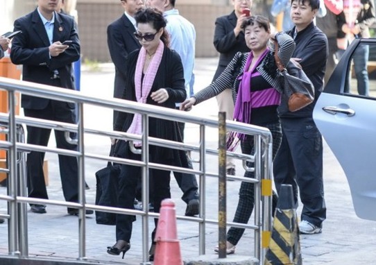 9月26日，北京，李某某强奸案宣判。梦鸽黑超遮脸戴着粉色围巾高调现身。