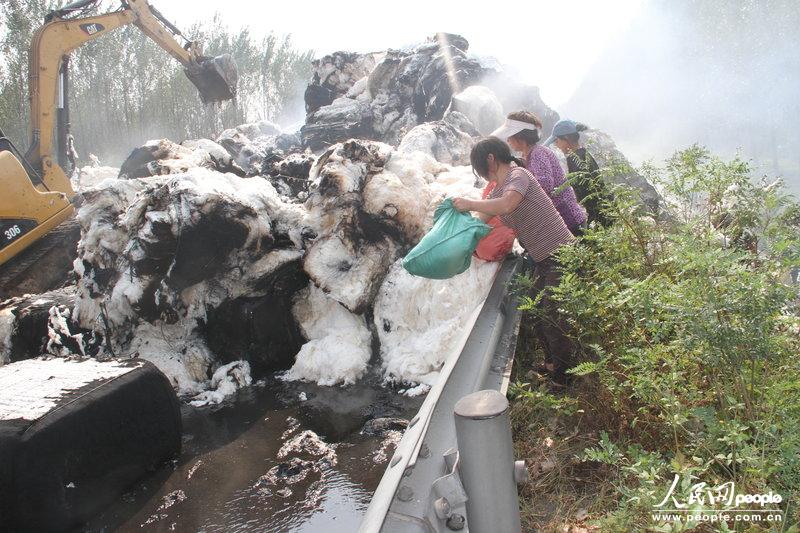 河南一载40吨棉花货车高速起火 河南一载40吨棉花货车高速起火