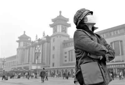 10月6日，北京站，一名市民戴着口罩。当日，北京因雾霾持续重污染。