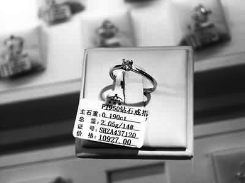 全国70%以上珠宝都是在深圳加工制造，3千元批发的钻戒，到商场里卖到1万多元