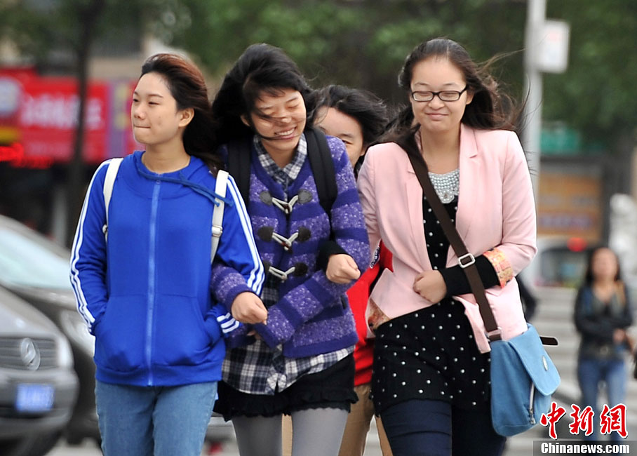 江城武汉大风突起，温度骤降