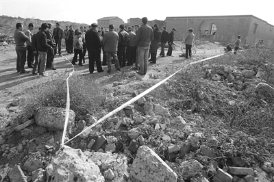 2010年11月1日，太原晋源区古寨村拆迁血案现场，围满了该村的拆迁户。新京报记者 杨杰 摄
