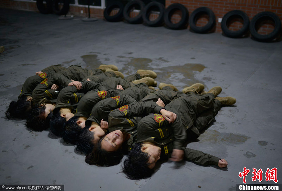 学员相互“抱团取暖”3小时