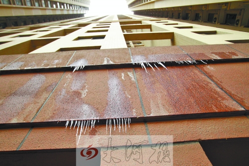 正弘数码公寓二楼的平台上的暖气管道漏水，在墙上形成冰柱。