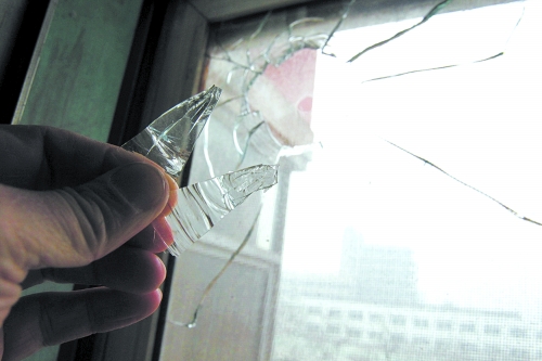 刘先生卧室的窗玻璃被子弹击穿,洞口有拳头大小。