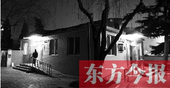 1月13日晚9点20分，郑州市嵩山路与伊河路交叉口西北角的生态厕所依然开着灯