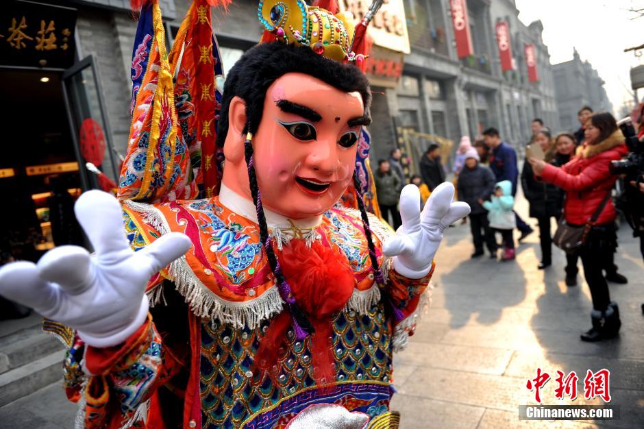 北京前门大街年味浓 电音三太子热舞游街大拜