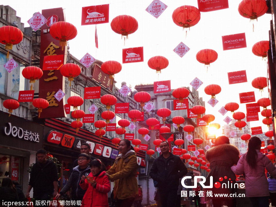 2014年1月28日，温州市区五马街上空红灯笼密布，点缀着节日气氛。图片来源：东方IC