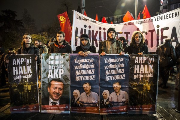当地时间2014年2月25日，土耳其伊斯坦布尔，总理涉腐录音引发全国抗议，要求本届政府下台。